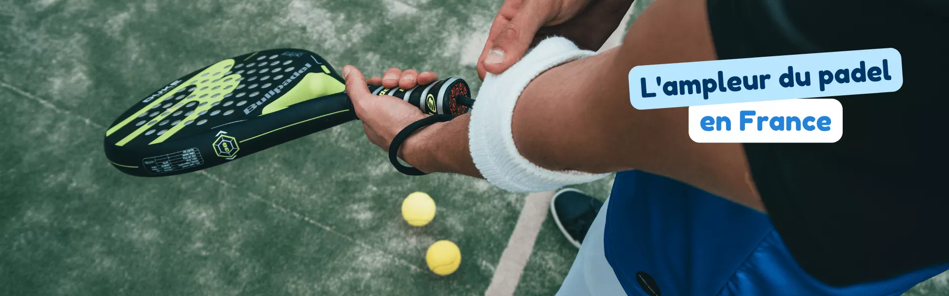 Photo provenant de Canva d'un homme s'équipant de deux balles, une raquette et un bandeau de pignet pour jouer au padel