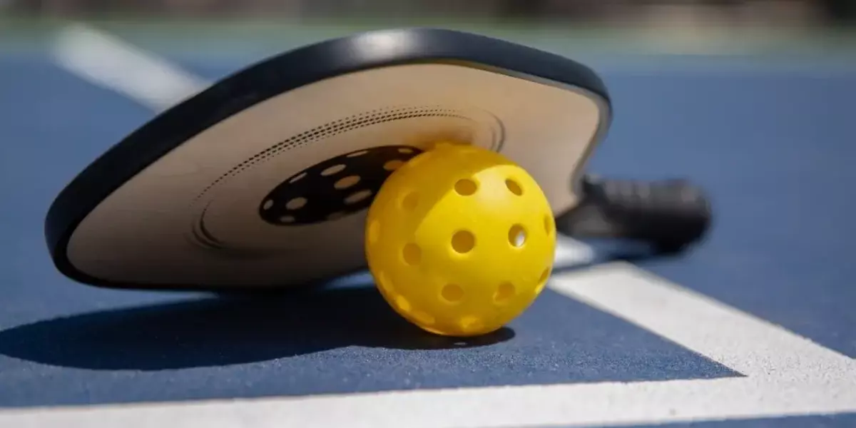 Qu'est-ce que le padel, le nouveau sport de raquette qui fait fureur en  France